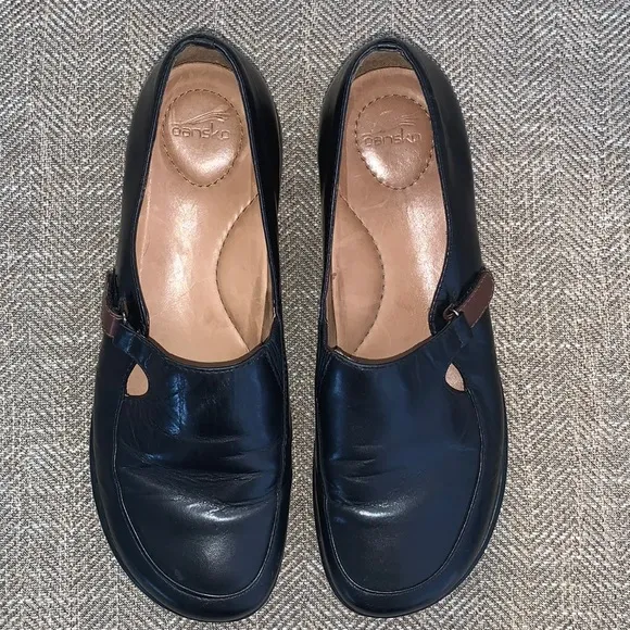EUC Dansko Loafers with Velcro strap Size 40.
