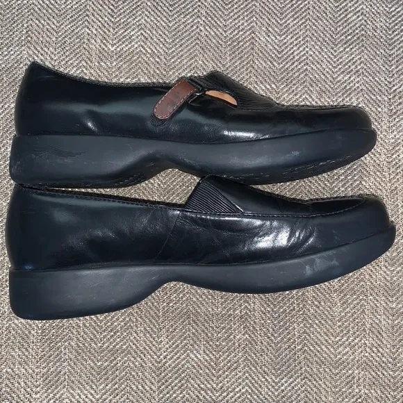 EUC Dansko Loafers with Velcro strap Size 40.