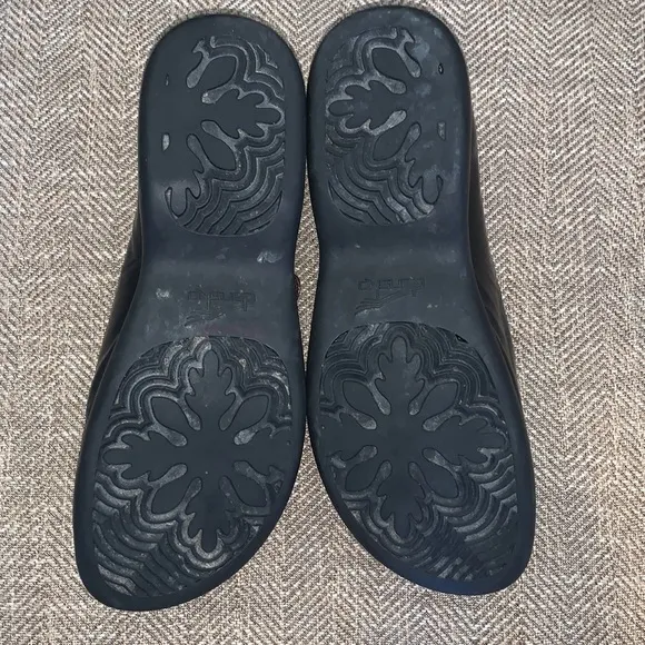 EUC Dansko Loafers with Velcro strap Size 40.