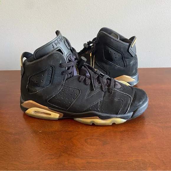 EUC Jordan Retro 6 Black and Gold Sneakers