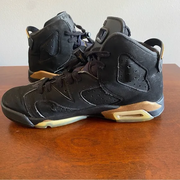 EUC Jordan Retro 6 Black and Gold Sneakers