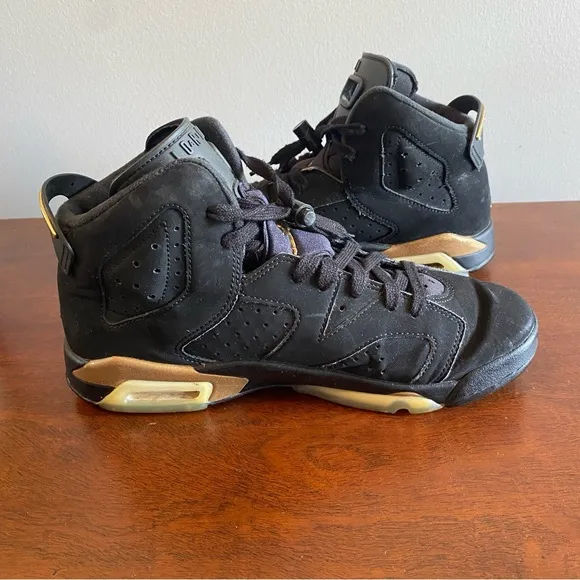 EUC Jordan Retro 6 Black and Gold Sneakers