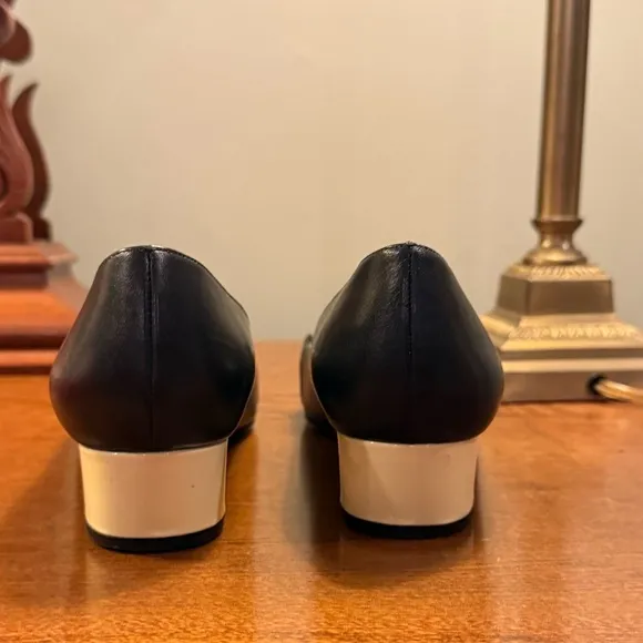 EUC Kate Spade Black/Cream Loafers with Gold Chain Heel 1.5” Size 8.5 MSRP $298