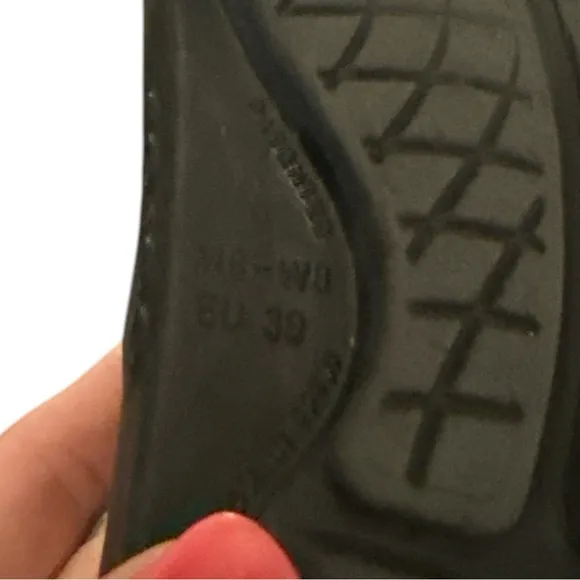 EUC - Oofos Ooahh Slide Sandal - Black Size 39 - US8