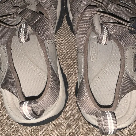 Excellent Preowned Condition Keen Waterproof Sandals Size 9. Worn maybe 3 times