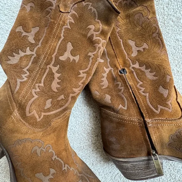 Fabulous and Gorgeous Slouch Style Suede Boots
