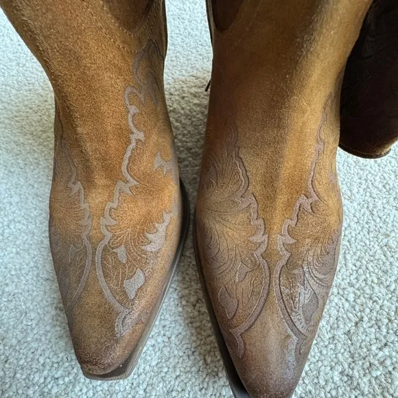 Fabulous and Gorgeous Slouch Style Suede Boots