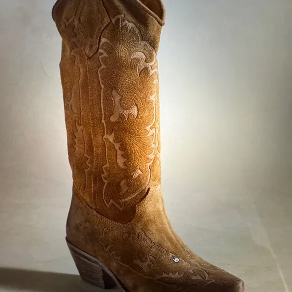 Fabulous and Gorgeous Slouch Style Suede Boots