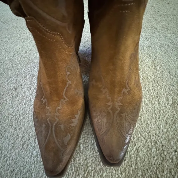 Fabulous and Gorgeous Slouch Style Suede Boots