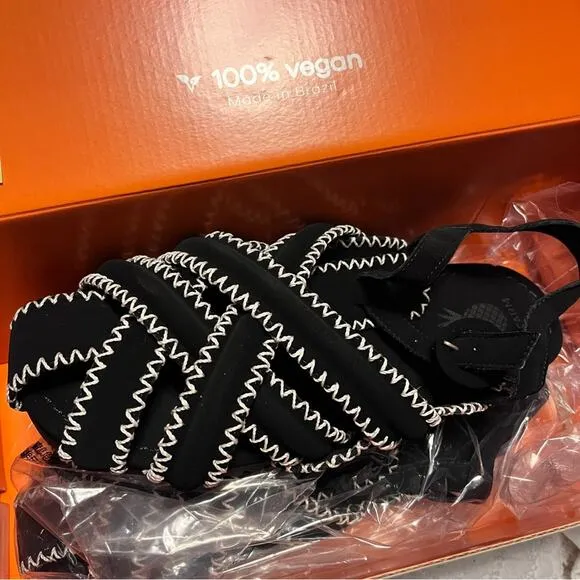 Farm Rio zigzag flat sandals black size 9 NEW IN BOX