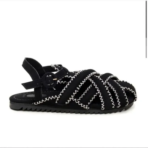 Farm Rio zigzag flat sandals black size 9 NEW IN BOX