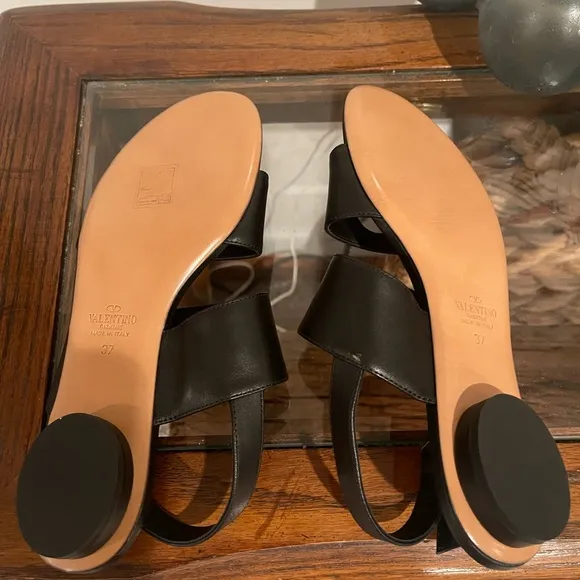 ❤️Final Price❤️NIB Authentic Valentino Black Eyelet-embellished Leather Sandals