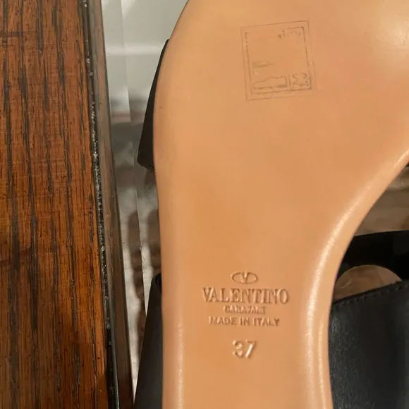 ❤️Final Price❤️NIB Authentic Valentino Black Eyelet-embellished Leather Sandals