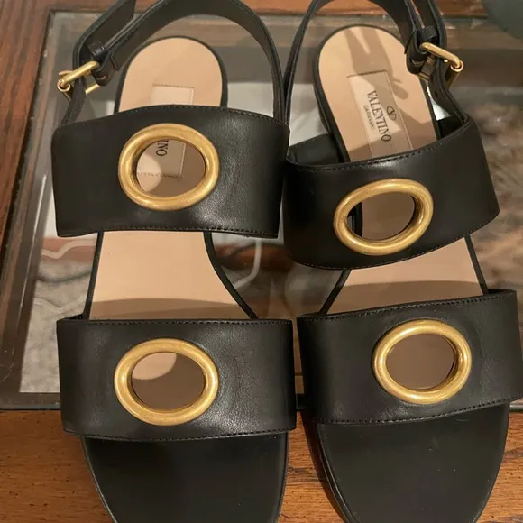 ❤️Final Price❤️NIB Authentic Valentino Black Eyelet-embellished Leather Sandals