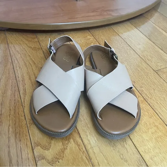 Franco Sarto Kayleigh leather flat sandals with buckle Tan Brown Sz US 8.5