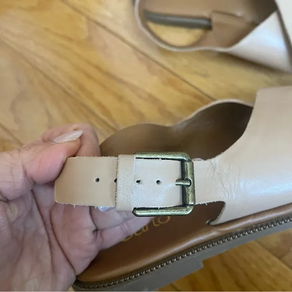 Franco Sarto Kayleigh leather flat sandals with buckle Tan Brown Sz US 8.5