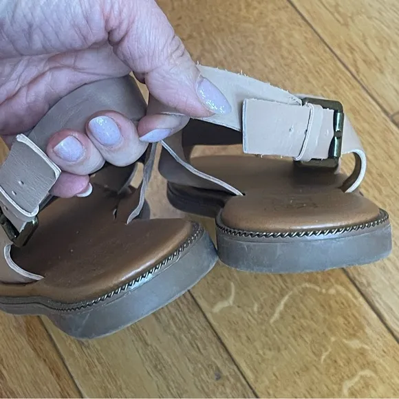 Franco Sarto Kayleigh leather flat sandals with buckle Tan Brown Sz US 8.5