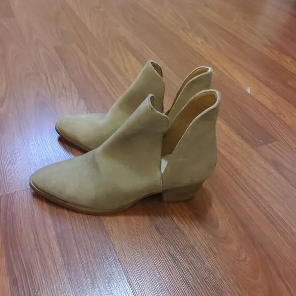 Free People Charm Double V Camel Suede Slip On Ankle Boots Booties Size 8.5 Tan