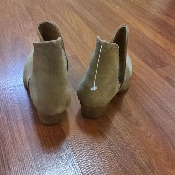 Free People Charm Double V Camel Suede Slip On Ankle Boots Booties Size 8.5 Tan
