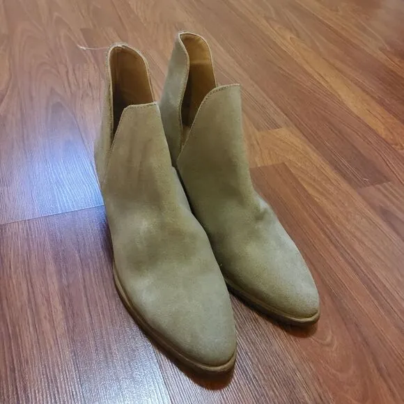 Free People Charm Double V Camel Suede Slip On Ankle Boots Booties Size 8.5 Tan