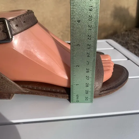 Frye brown leather flat sandals with straps size 6.5M