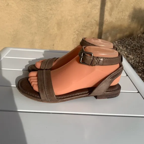 Frye brown leather flat sandals with straps size 6.5M