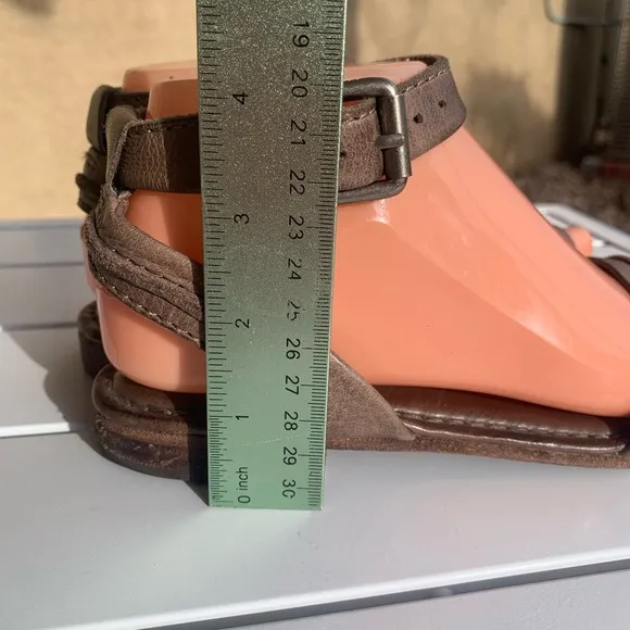 Frye brown leather flat sandals with straps size 6.5M