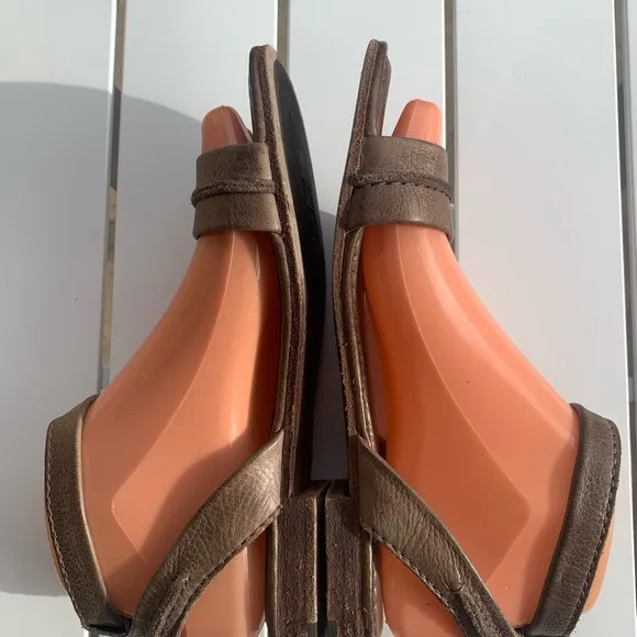 Frye brown leather flat sandals with straps size 6.5M