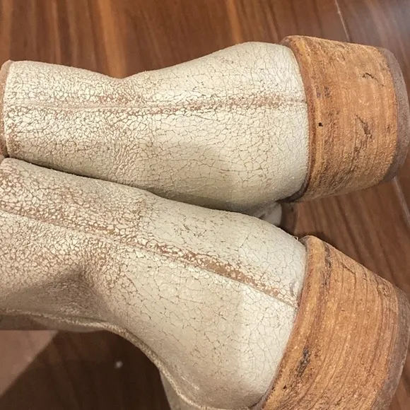 FRYE / Carson Piping ivory nubuck low heel ankle booties 8.5