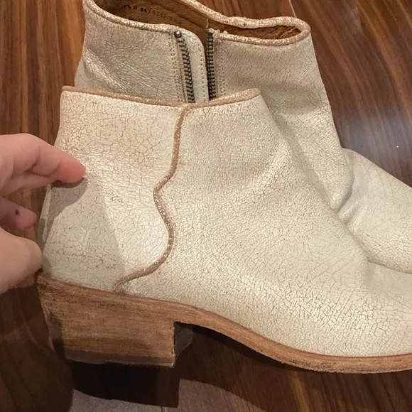 FRYE / Carson Piping ivory nubuck low heel ankle booties 8.5