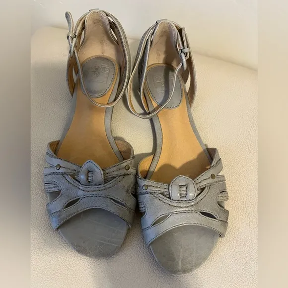 FRYE Vanessa Woven Gray Distressed Leather Flat Sandals Women’s Size 6