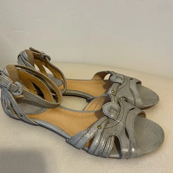 FRYE Vanessa Woven Gray Distressed Leather Flat Sandals Women’s Size 6