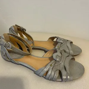 FRYE Vanessa Woven Gray Distressed Leather Flat Sandals Women’s Size 6