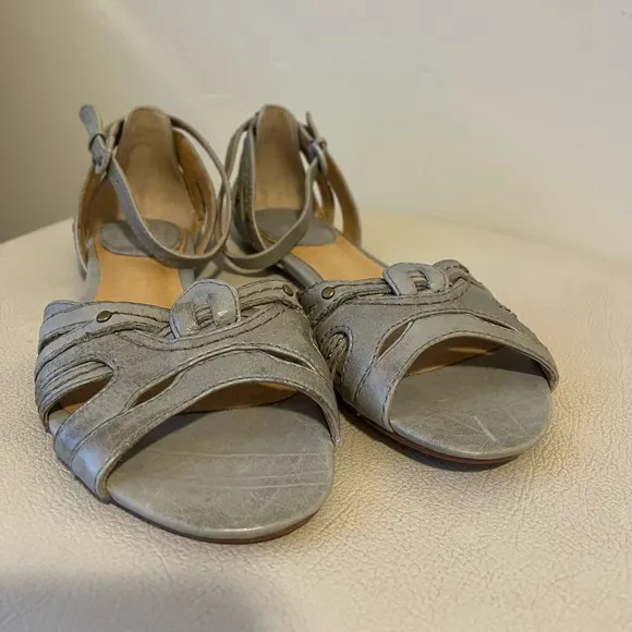 FRYE Vanessa Woven Gray Distressed Leather Flat Sandals Women’s Size 6