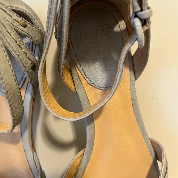 FRYE Vanessa Woven Gray Distressed Leather Flat Sandals Women’s Size 6