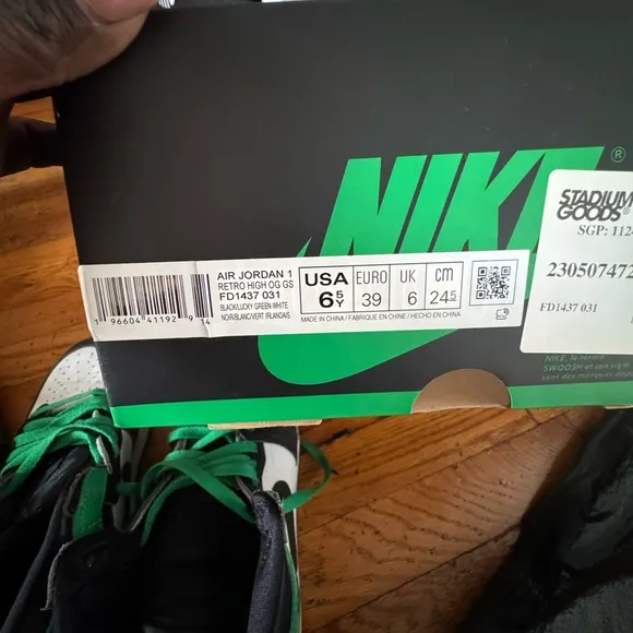 Gently worn Air Jordan1 retro high OG size 6.5(big kids)