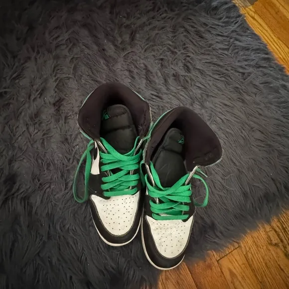 Gently worn Air Jordan1 retro high OG size 6.5(big kids)