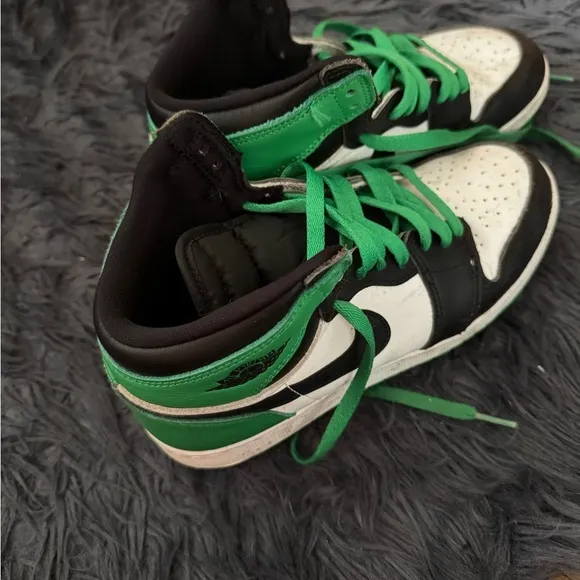 Gently worn Air Jordan1 retro high OG size 6.5(big kids)