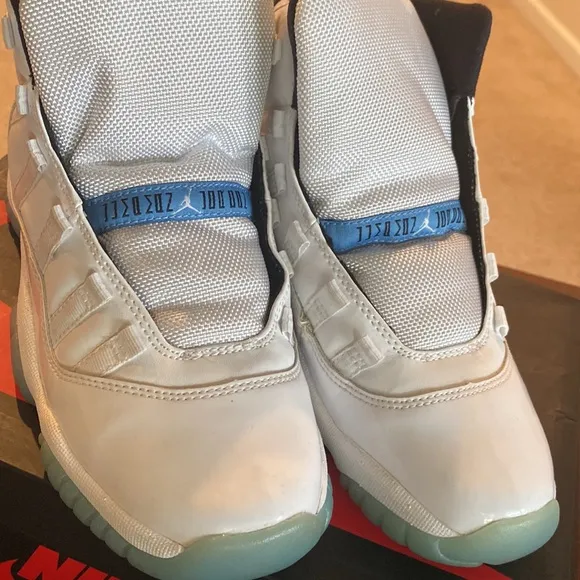 Gently worn Jordan 11 Retro Columbia Size 5Y