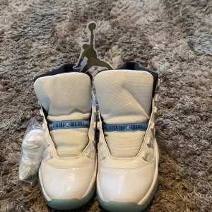 Gently worn Jordan 11 Retro Columbia Size 5Y