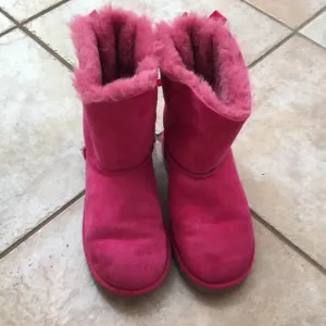 Girl’s UGG boots with bows on the back