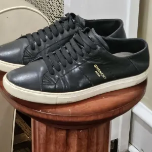 GIVENCHY