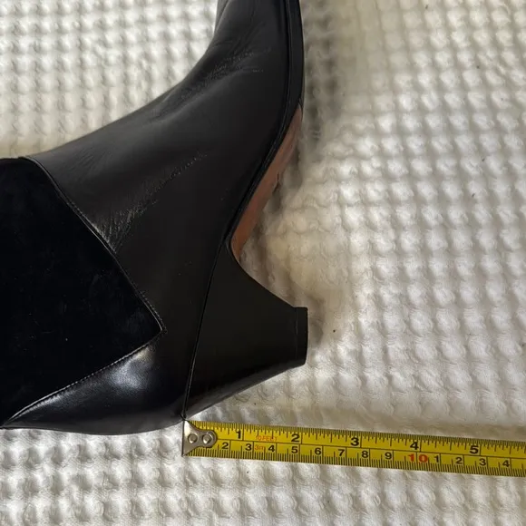 Gucci Vintage Black Heeled Boots Classic Design - Beautiful
