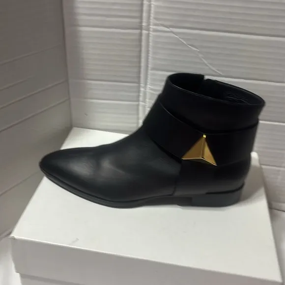 Guiseppe Zanotti Black Ankle Boots with Gold Accent scud and side zipper. EUC