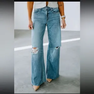 Hidden Khalia Wide Leg Jean Medium Wash Destroyed Knee Womens Size 31