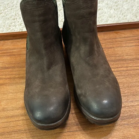 ✨HP!!✨ NWOT FP BUENO 41 Wanda style leather top boots with green-blue accent