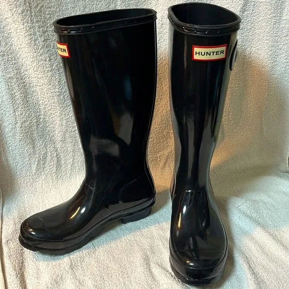 Hunter girls glossy black tall rubber boots in size 4