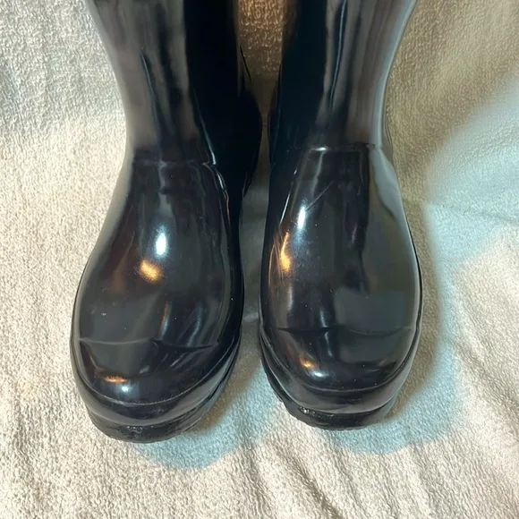 Hunter girls glossy black tall rubber boots in size 4