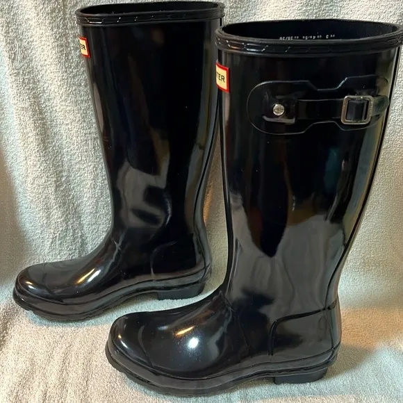 Hunter girls glossy black tall rubber boots in size 4