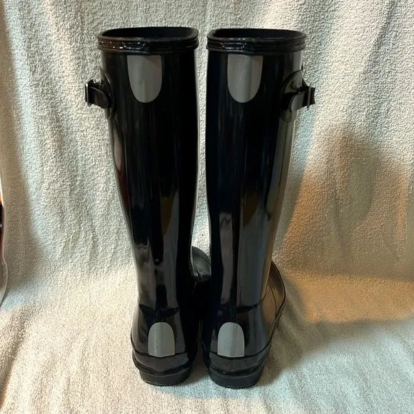 Hunter girls glossy black tall rubber boots in size 4